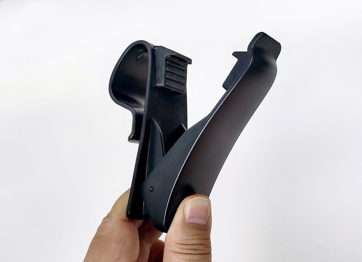 キッチンでスマホが見られるダイソー「棚用スマホホルダー」 – 思わぬ落とし穴に注意!