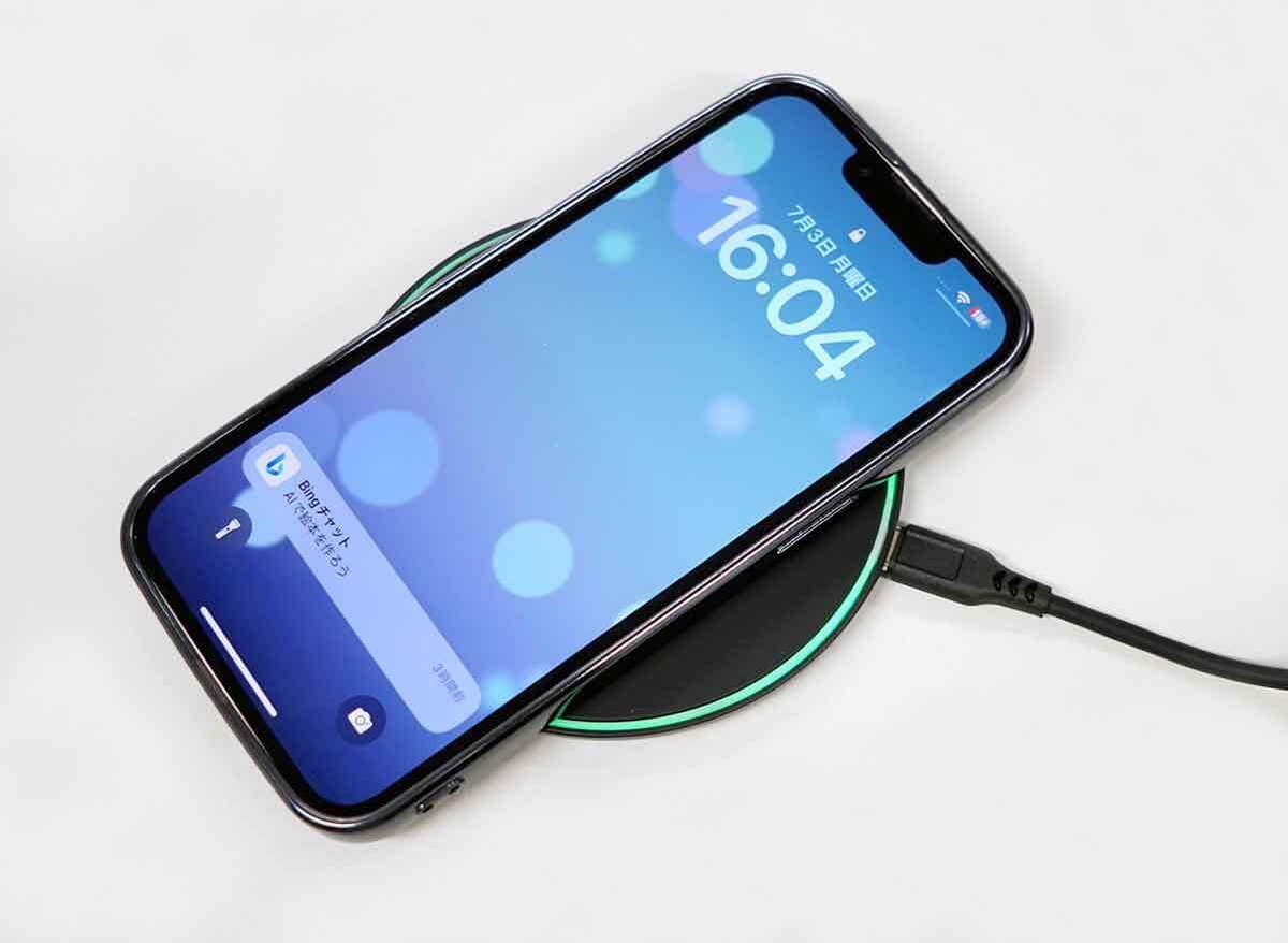 ダイソーの1,100円「ワイヤレスチャージャー」でiPhoneを充電してみた – 思った以上のコスパかも