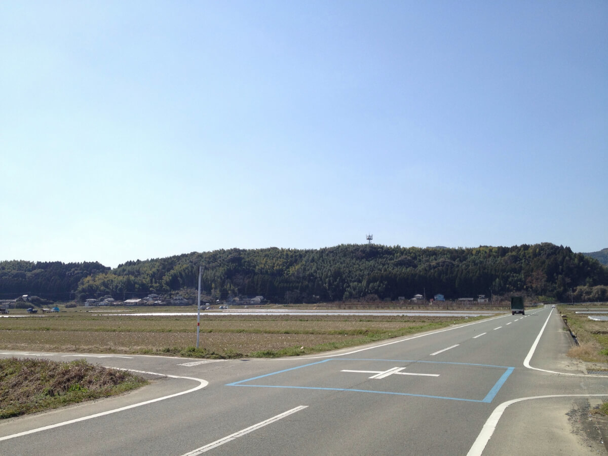 「信号標識なしの交差点、どっちが優先？」道幅やセンターラインがアテにならない時、最終手段はコレを見ろ！