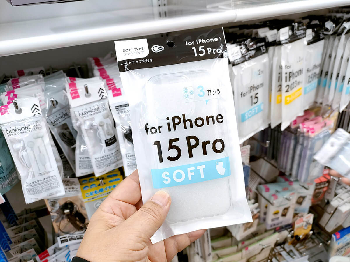 ダイソーで110円のiPhone 15用スマホケースは問題なく使えるの？　実際に買ってみた！