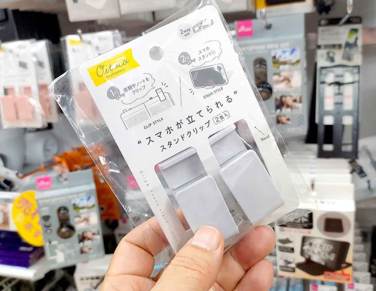 ダイソーで110円の「スマホが立てられるスタンドクリップ」 が超便利だった − タブレットもOK！