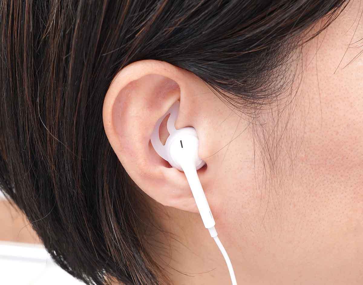 ダイソーで110円の「AirPods＆EarPods用シリコンカバー」でフィット感が大幅アップ！