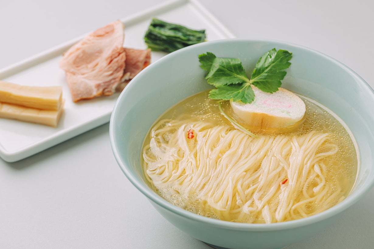 ラーメン屋がなかった秋田県男鹿駅前に8月にオープンしたラーメン店「おがや」毎日50食 完売の看板メニュー「究極の男鹿塩ラーメン」の袋麺を開発