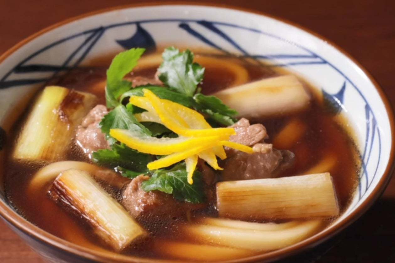 冬だけの食べ応えを手づくり熱々で味わう毎年人気の一杯 鴨肉の旨みとねぎの甘みが特製だしにしみわたり、打ち立てうどんと相性抜群冬の大定番『鴨ねぎうどん』今年も登場!