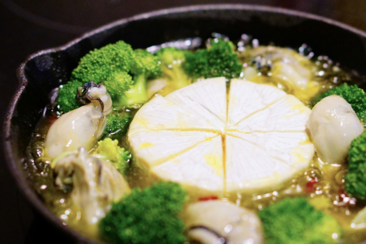 お酒のお供としても人気に一皿「アヒージョ」とはどこの国のどんな料理？その名前の意味は？
