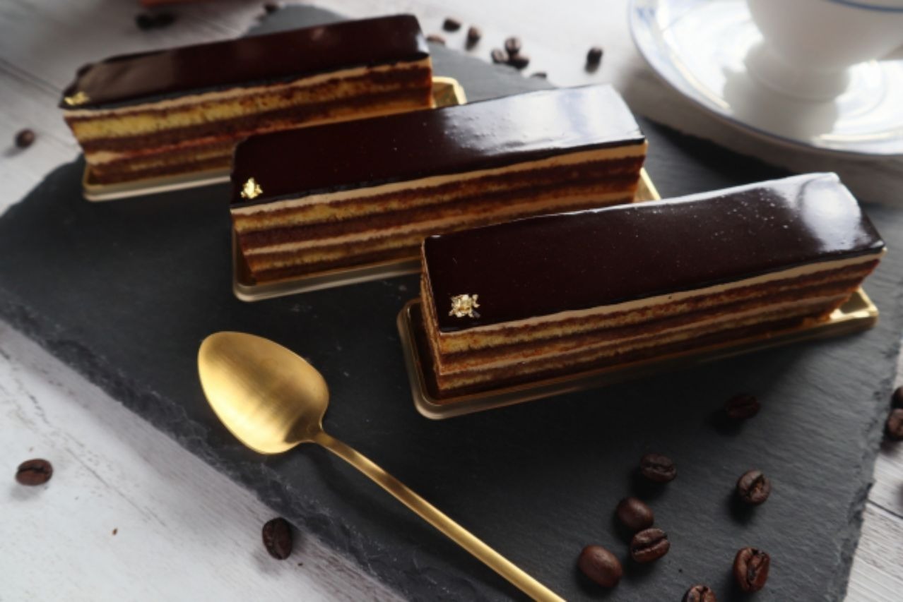 チョコレートのコーティングされた「ガトー・オペラ」とはどんなケーキ？どこで生まれたの？「ザッハトルテ」との違いは？