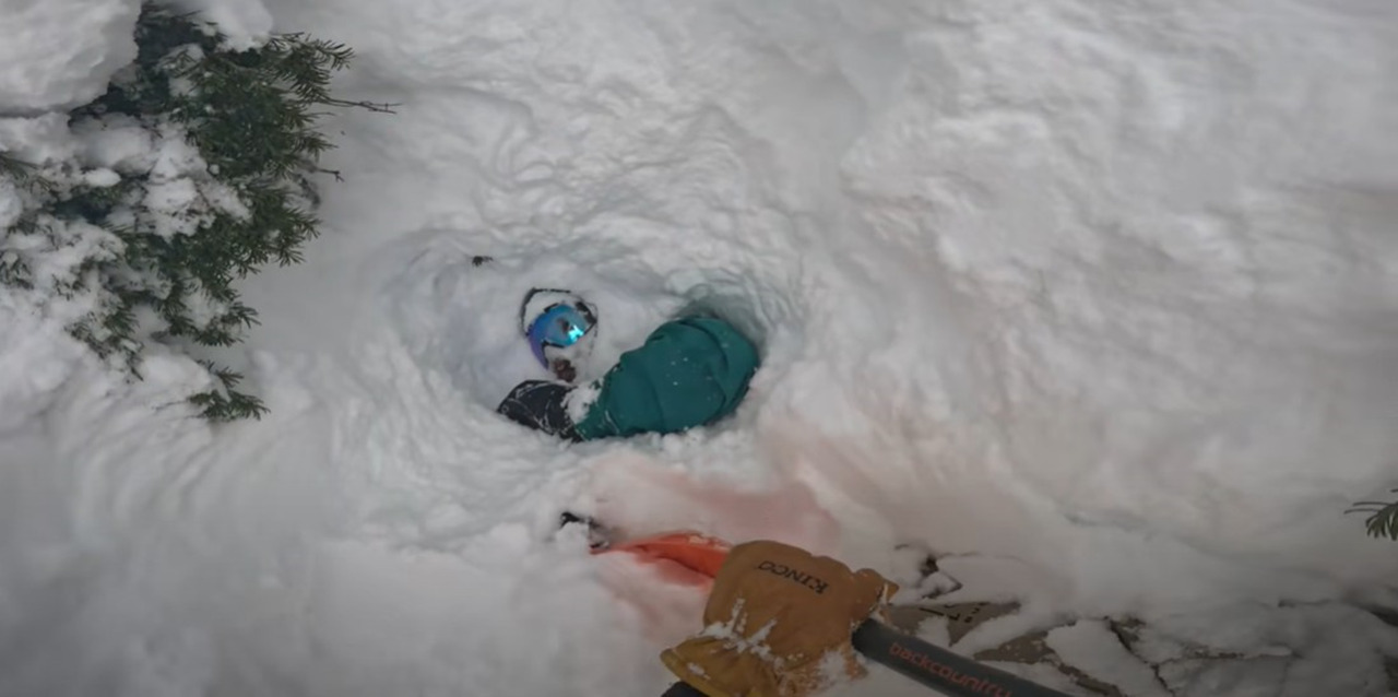 【九死に一生】雪山に人が逆さまに刺さってる！？バックカントリースキー中の男性がスノーボードを発見し救出した映像が凄い