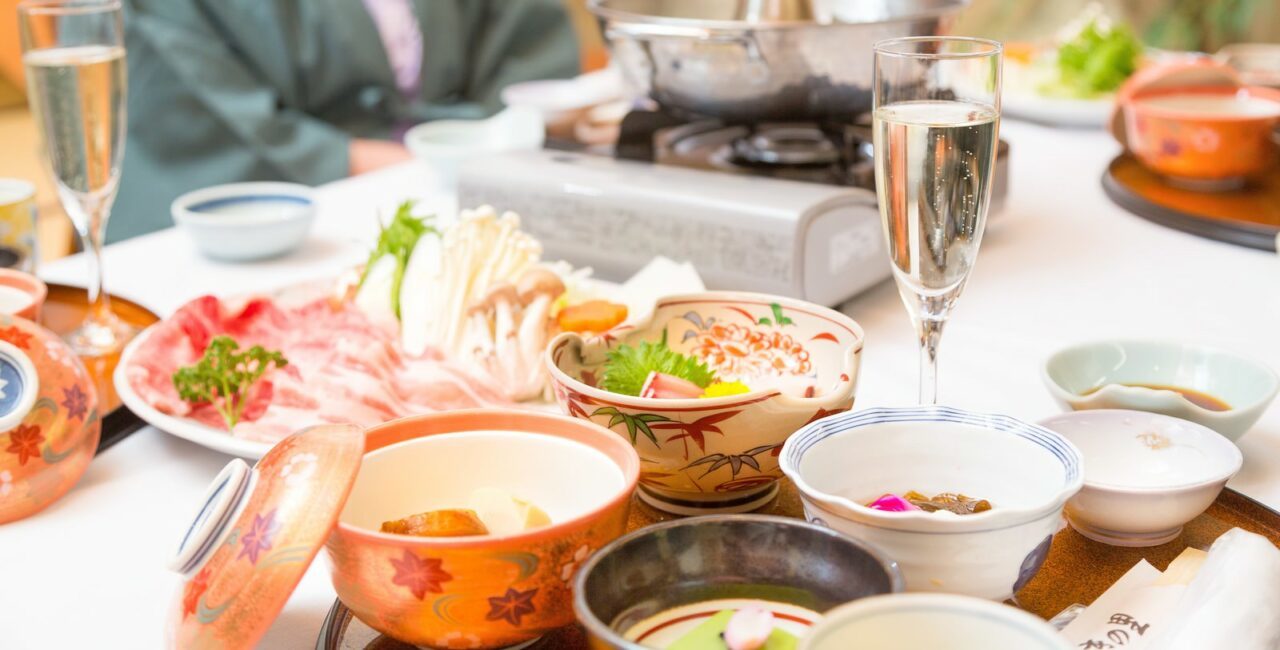 「上げ膳据え膳」とはどんな意味?その由来は、旅行中や帰省時に経験あるかも??