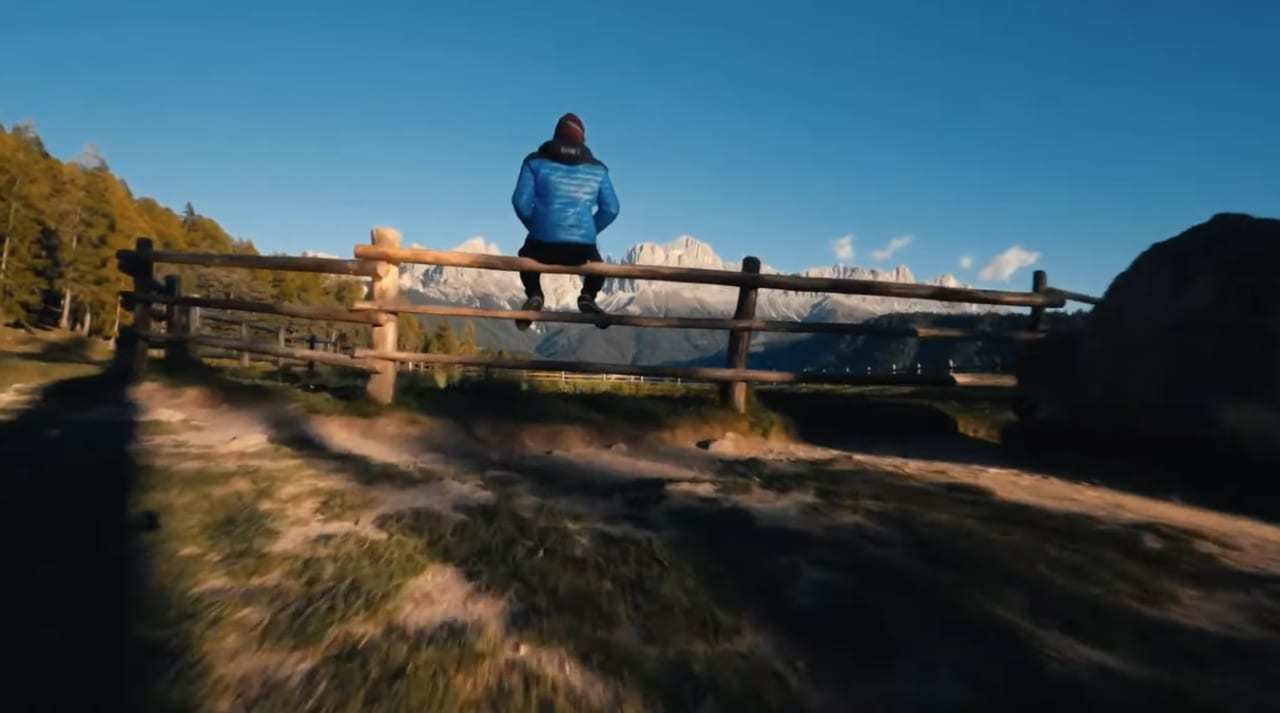 雄大な山と池をドローンは映し出しましたが・・・。オペレーターが操作を誤ったのか、この後はとんでもない映像になってしてしまいました！！