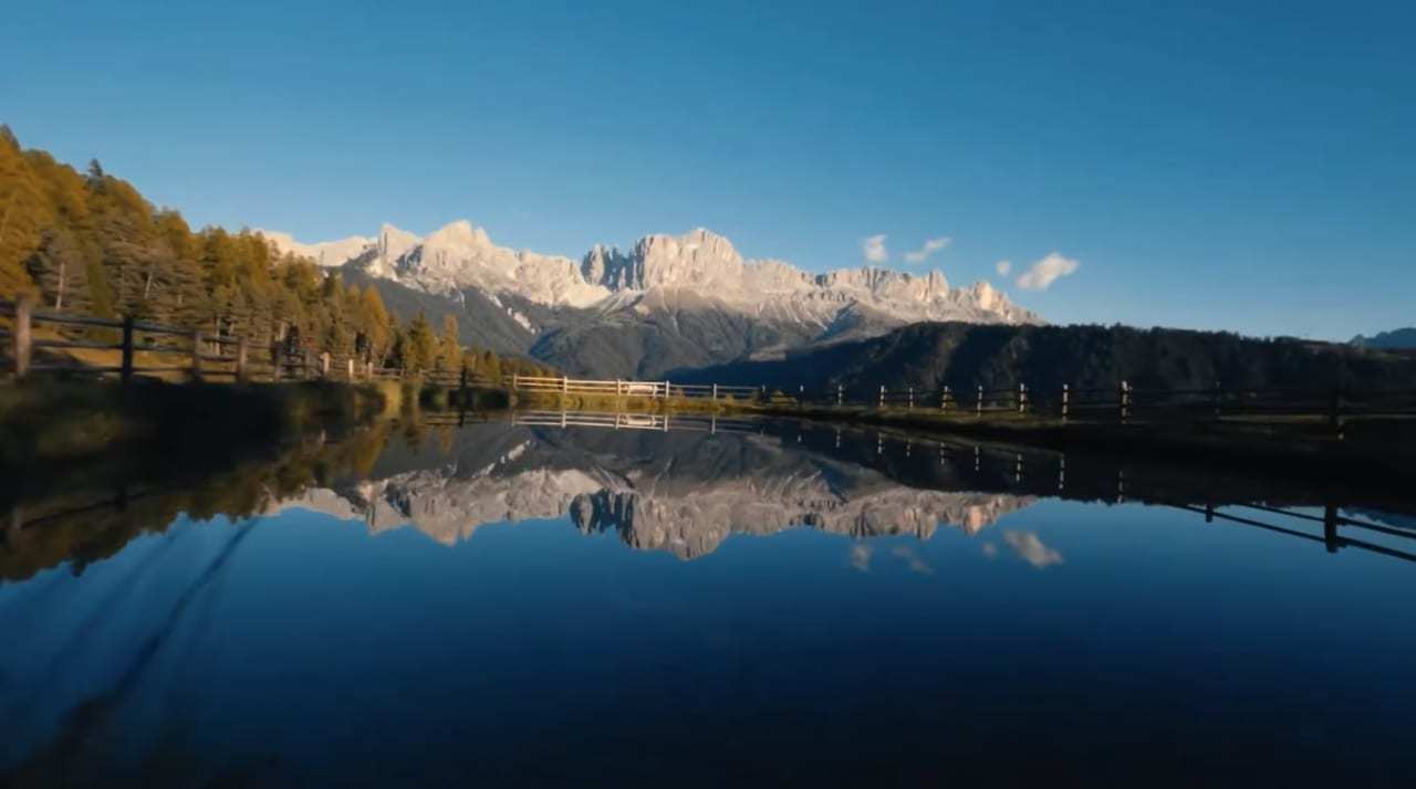 雄大な山と池をドローンは映し出しましたが・・・。オペレーターが操作を誤ったのか、この後はとんでもない映像になってしてしまいました！！