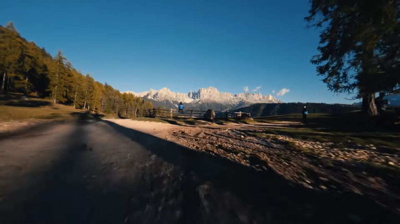 雄大な山と池をドローンは映し出しましたが・・・。オペレーターが操作を誤ったのか、この後はとんでもない映像になってしてしまいました！！