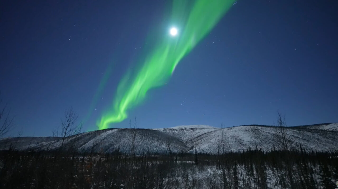 アラスカで撮影されたオーロラ、満月にかかるその景色は幽玄過ぎてうっとりしてしまいます【アメリカ・動画】