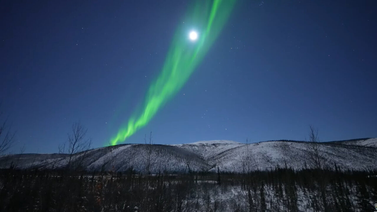 アラスカで撮影されたオーロラ、満月にかかるその景色は幽玄過ぎてうっとりしてしまいます【アメリカ・動画】