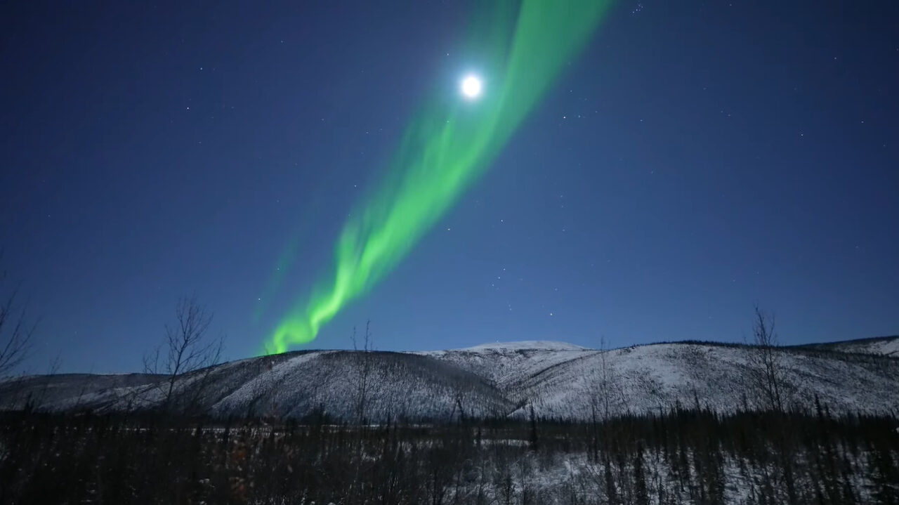 アラスカで撮影されたオーロラ、満月にかかるその景色は幽玄過ぎてうっとりしてしまいます【アメリカ・動画】