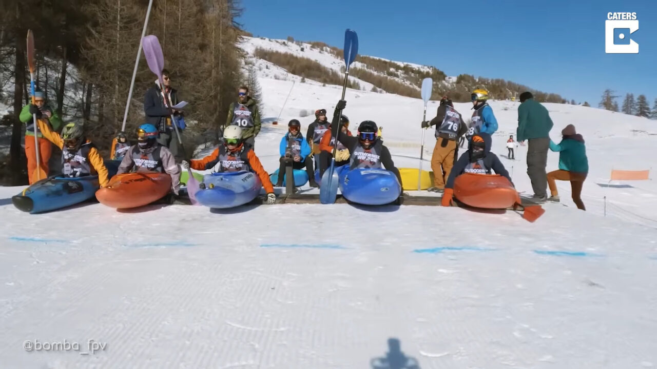 雪上で行うカヤックレース、「カヤッククロス」そのレースシーンを捉えた映像が熱すぎる!