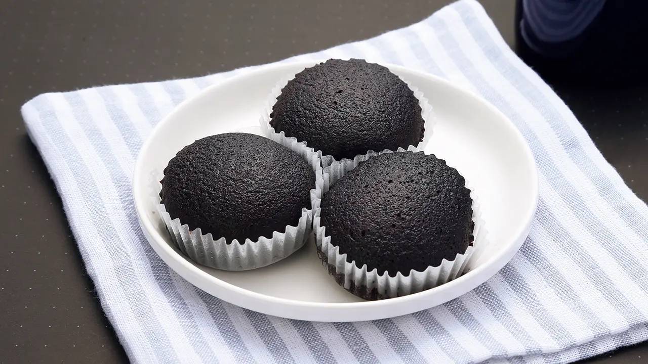 【ローソンストア100】ブラックフライデーにちなみ真っ黒なメロンパンや蒸しケーキなど「ブラック」な商品を新発売！