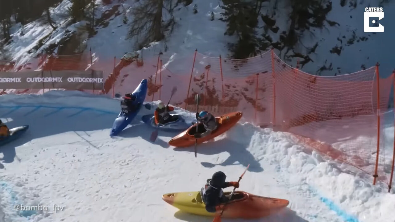 雪上で行うカヤックレース、「カヤッククロス」そのレースシーンを捉えた映像が熱すぎる!