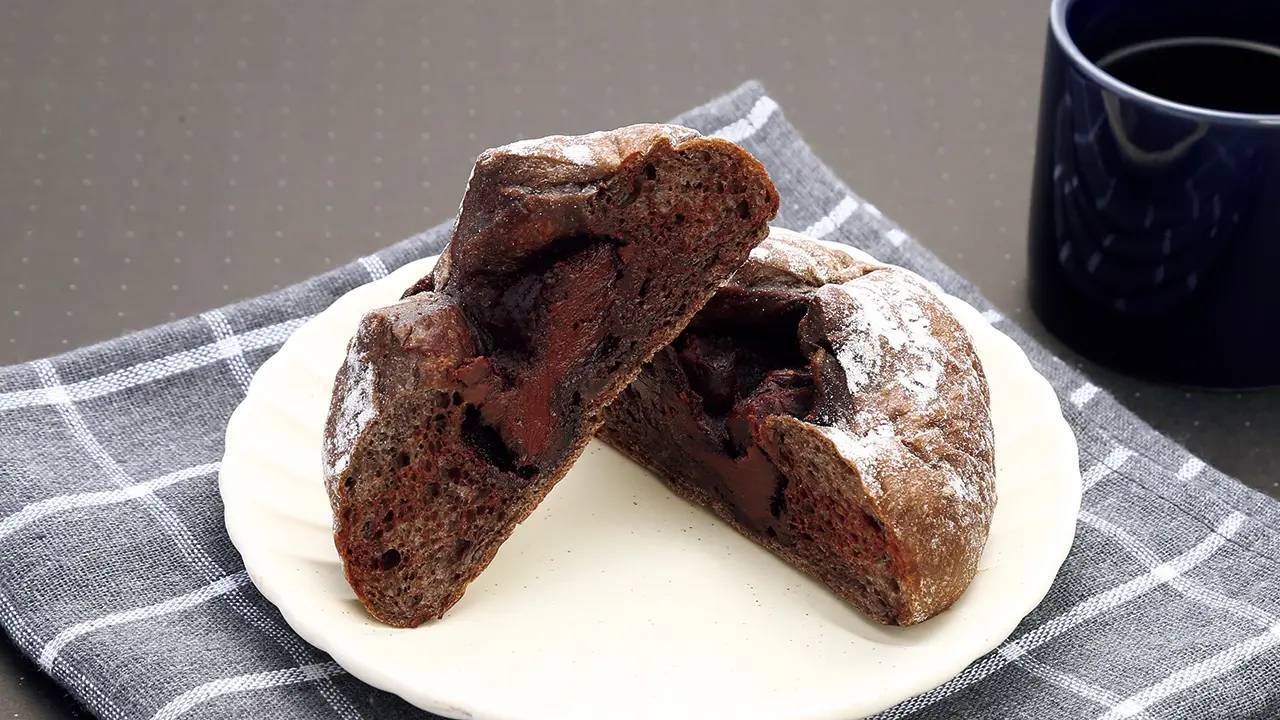 【ローソンストア100】ブラックフライデーにちなみ真っ黒なメロンパンや蒸しケーキなど「ブラック」な商品を新発売！