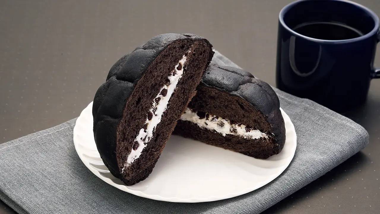 【ローソンストア100】ブラックフライデーにちなみ真っ黒なメロンパンや蒸しケーキなど「ブラック」な商品を新発売！