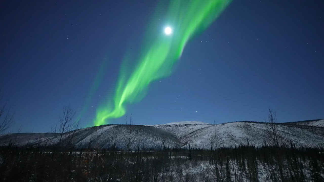 アラスカで撮影されたオーロラ、満月にかかるその景色は幽玄過ぎてうっとりしてしまいます【アメリカ・動画】