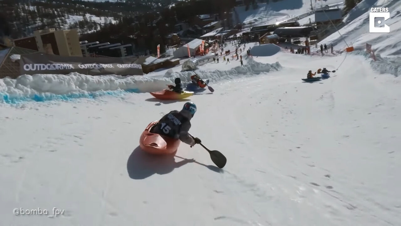 雪上で行うカヤックレース、「カヤッククロス」そのレースシーンを捉えた映像が熱すぎる!