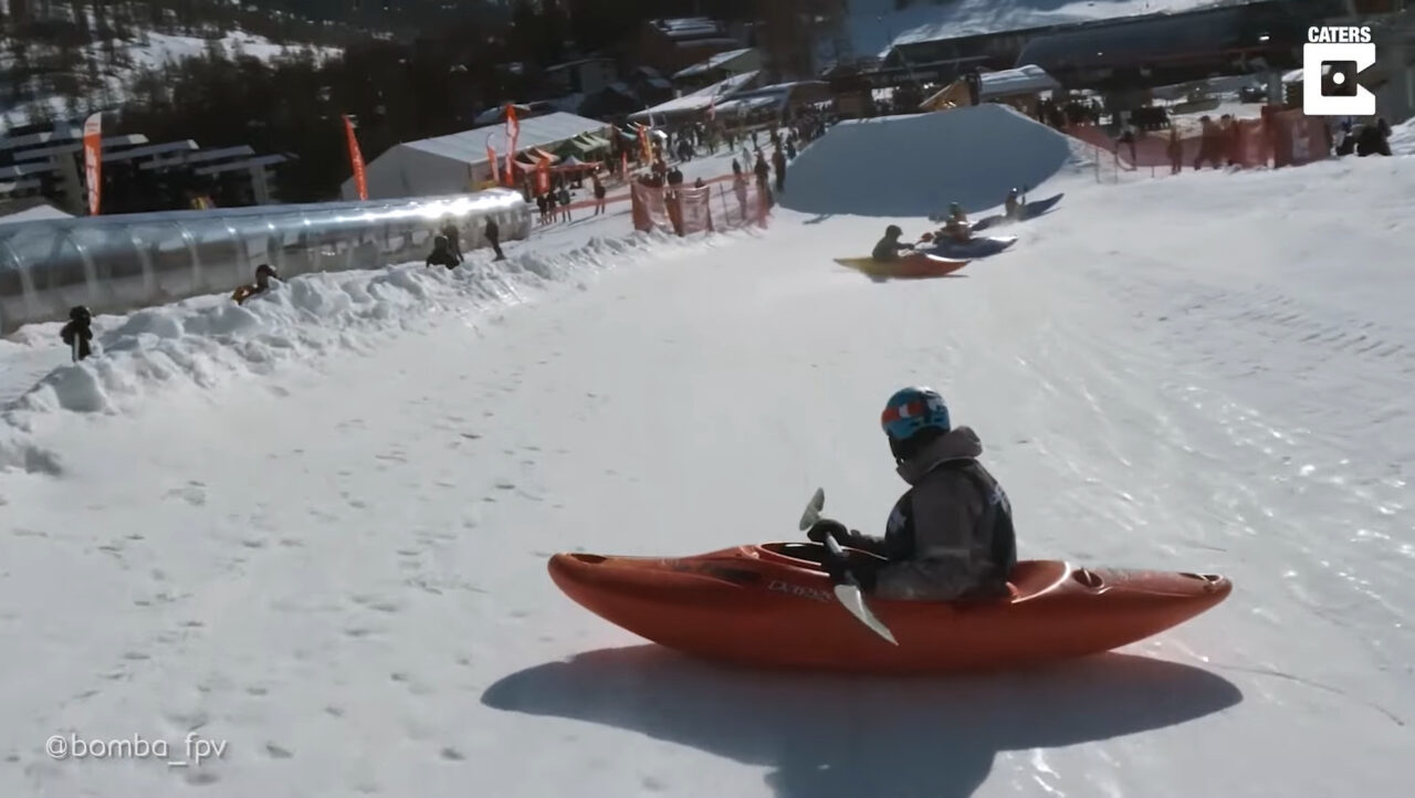 雪上で行うカヤックレース、「カヤッククロス」そのレースシーンを捉えた映像が熱すぎる!