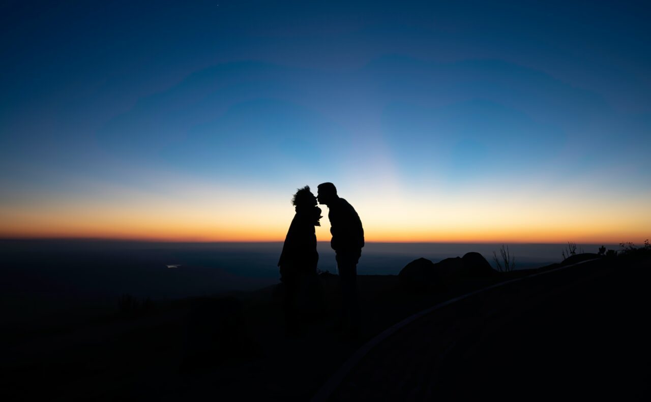 首筋にキス!その行動の意味とは!?キスする場所で男の心理がわかる!!