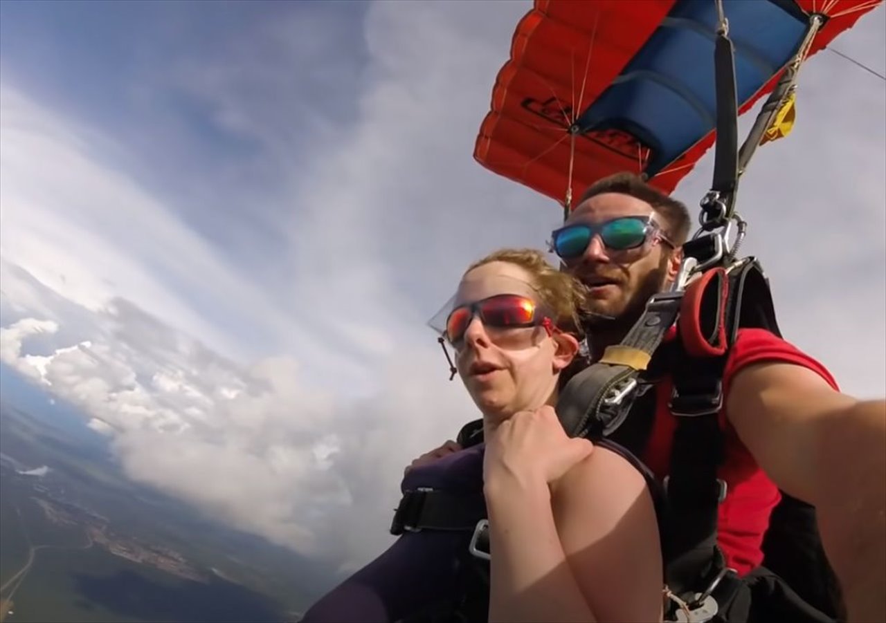 【9分間の死闘映像】スカイダイビングで飛行機に引っかかってしまったインストラクターの運命はいかに！？