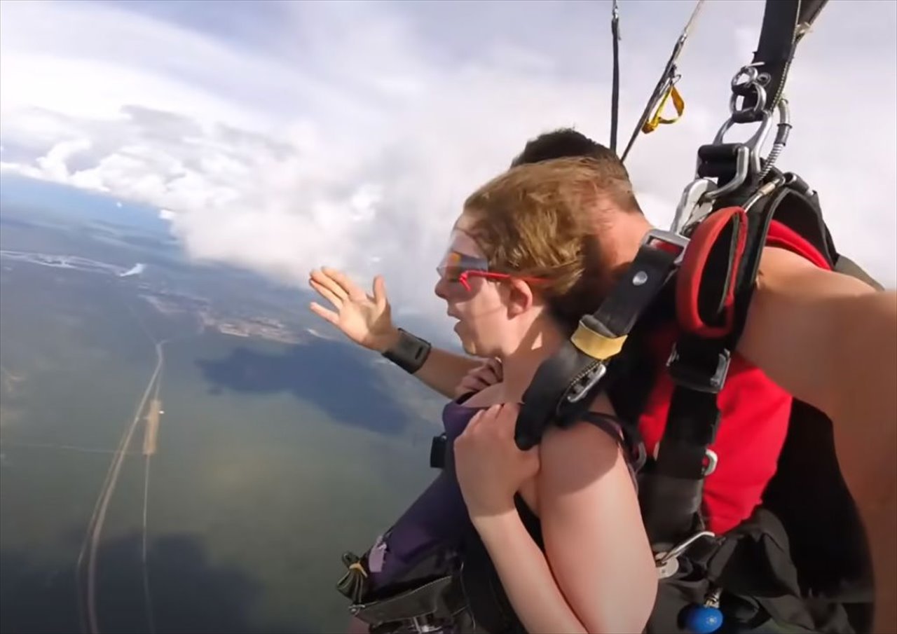 【9分間の死闘映像】スカイダイビングで飛行機に引っかかってしまったインストラクターの運命はいかに！？