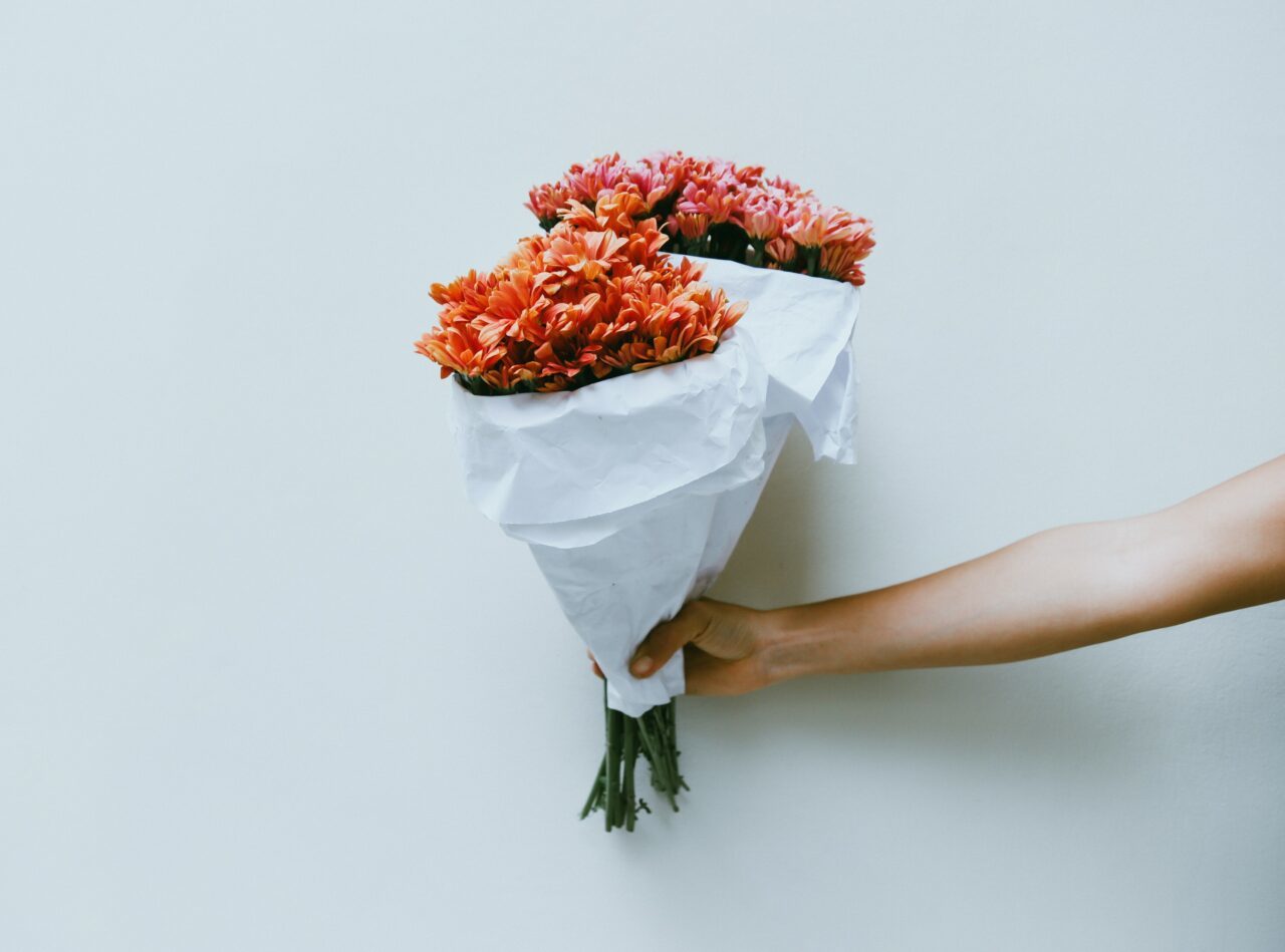 「花を持たせる」とはどんな意味?その使い方は?由来は『連句』にあり!?