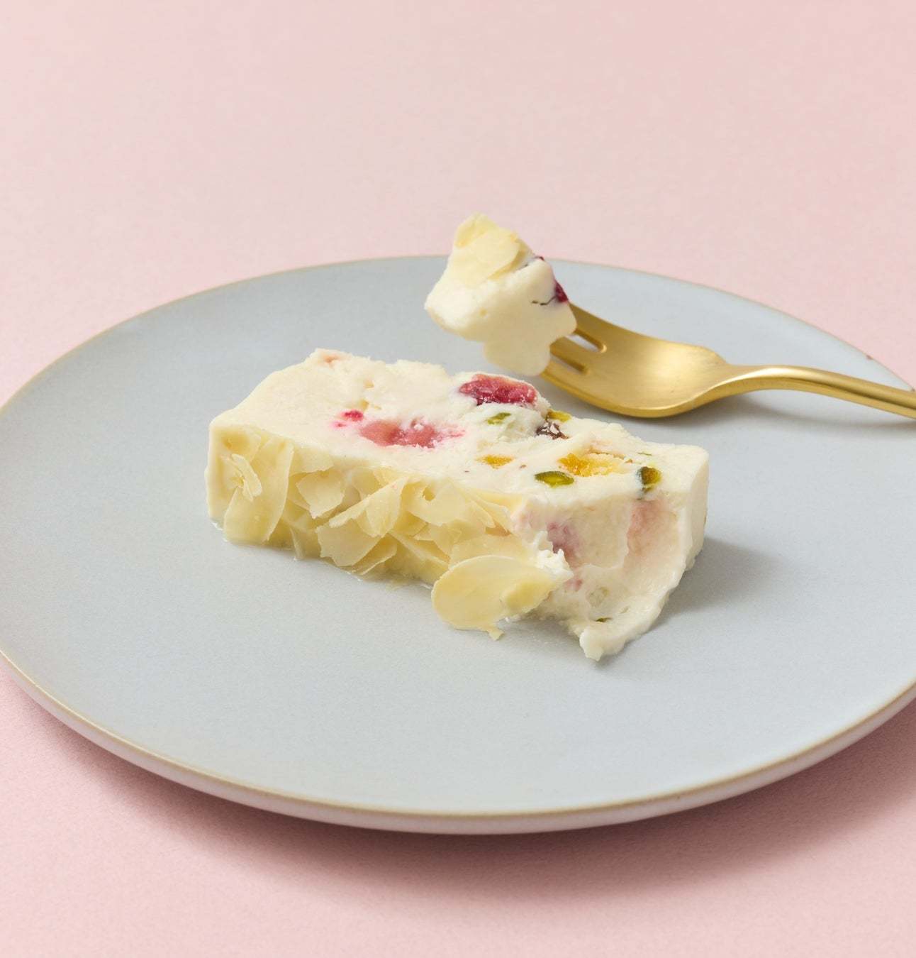 【パティスリー キハチ】冷凍ケーキシリーズにシチリア発祥のスイーツ 「カッサータ」 が新登場！苺、フランボワーズ、ドライフルーツ、ピスタチオで華やかな味わい