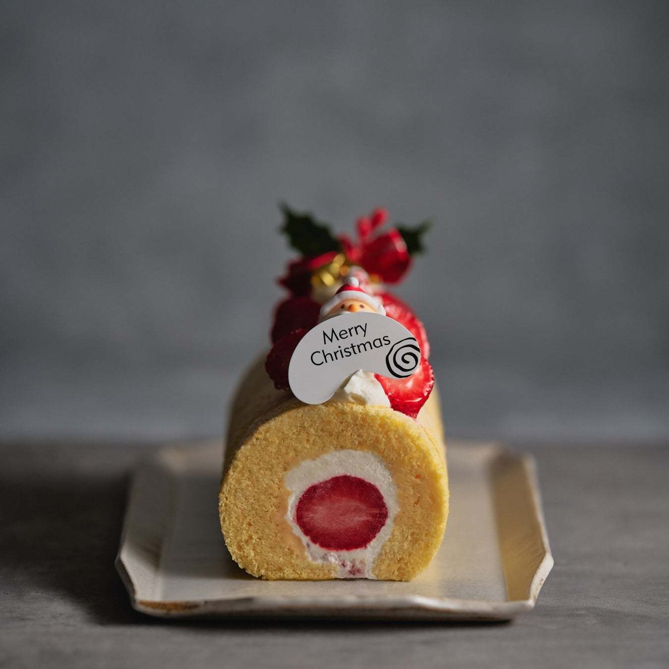生まれ変わった【自由が丘ロール屋】のクリスマスケーキ。「焼き」を追求したふわふわの生地でくるりと巻いたクリスマスだけの限定ロール。11月1日より予約開始!