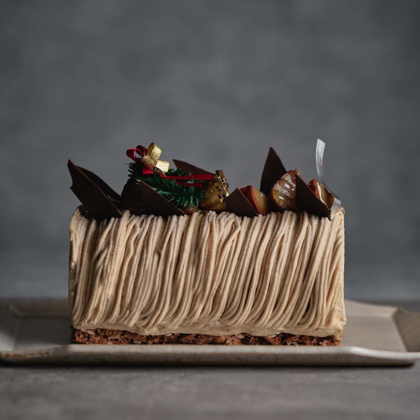 生まれ変わった【自由が丘ロール屋】のクリスマスケーキ。「焼き」を追求したふわふわの生地でくるりと巻いたクリスマスだけの限定ロール。11月1日より予約開始!