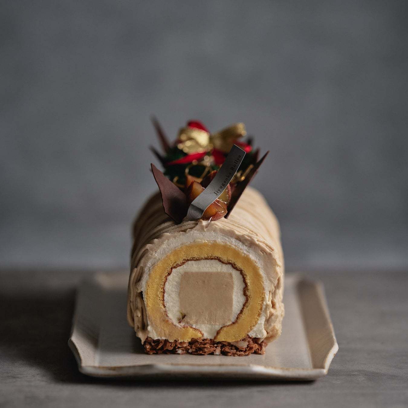 生まれ変わった【自由が丘ロール屋】のクリスマスケーキ。「焼き」を追求したふわふわの生地でくるりと巻いたクリスマスだけの限定ロール。11月1日より予約開始!