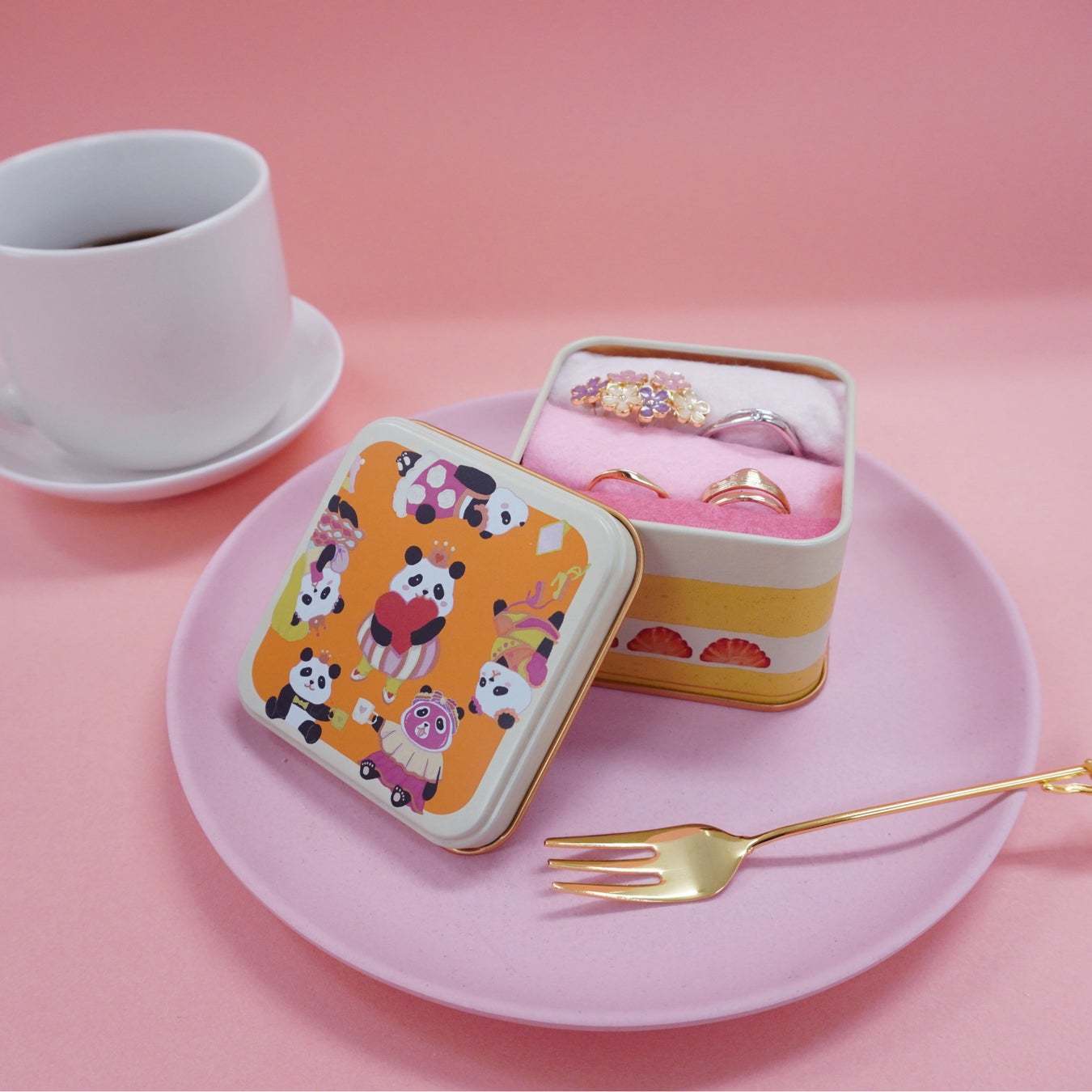 「パンダボタン付き　パンダケーキ缶」グルテンフリー＆低糖質のバレンタイン限定カシスミルキークランチを発売、ヘルシースイーツ専門　青山デカーボから