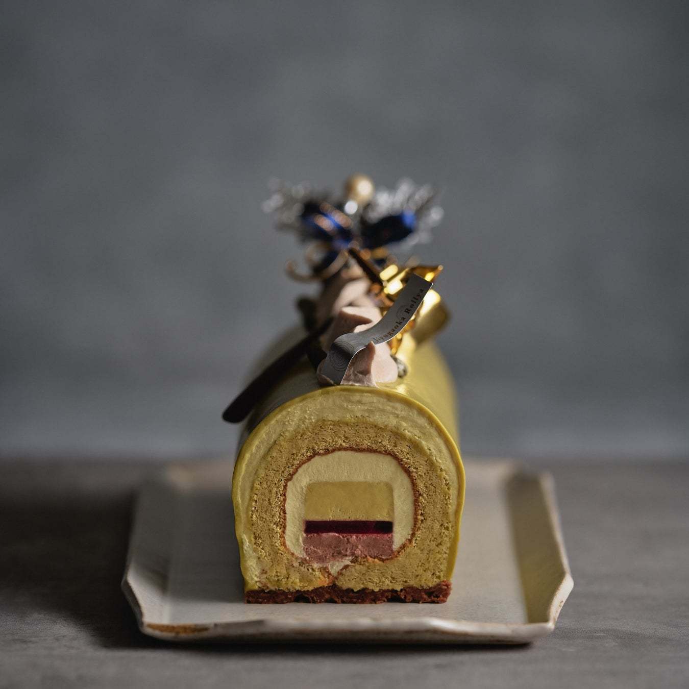 生まれ変わった【自由が丘ロール屋】のクリスマスケーキ。「焼き」を追求したふわふわの生地でくるりと巻いたクリスマスだけの限定ロール。11月1日より予約開始!