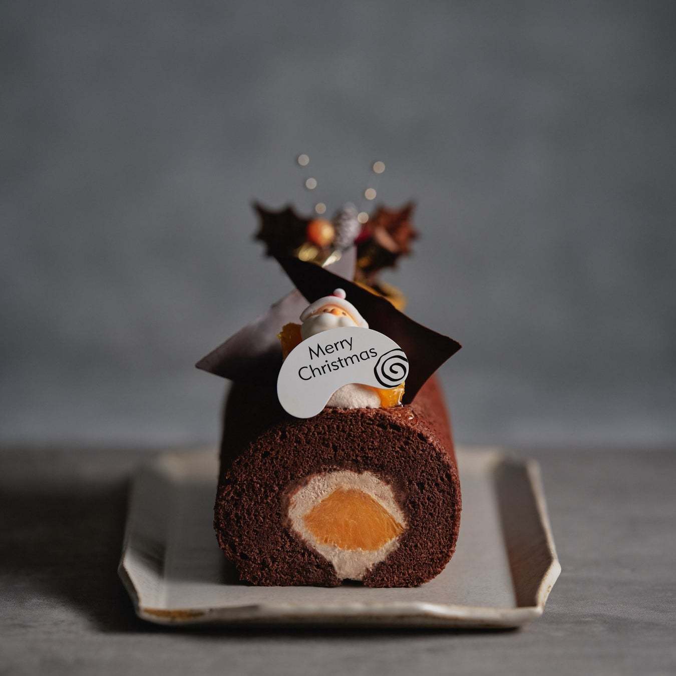 生まれ変わった【自由が丘ロール屋】のクリスマスケーキ。「焼き」を追求したふわふわの生地でくるりと巻いたクリスマスだけの限定ロール。11月1日より予約開始!