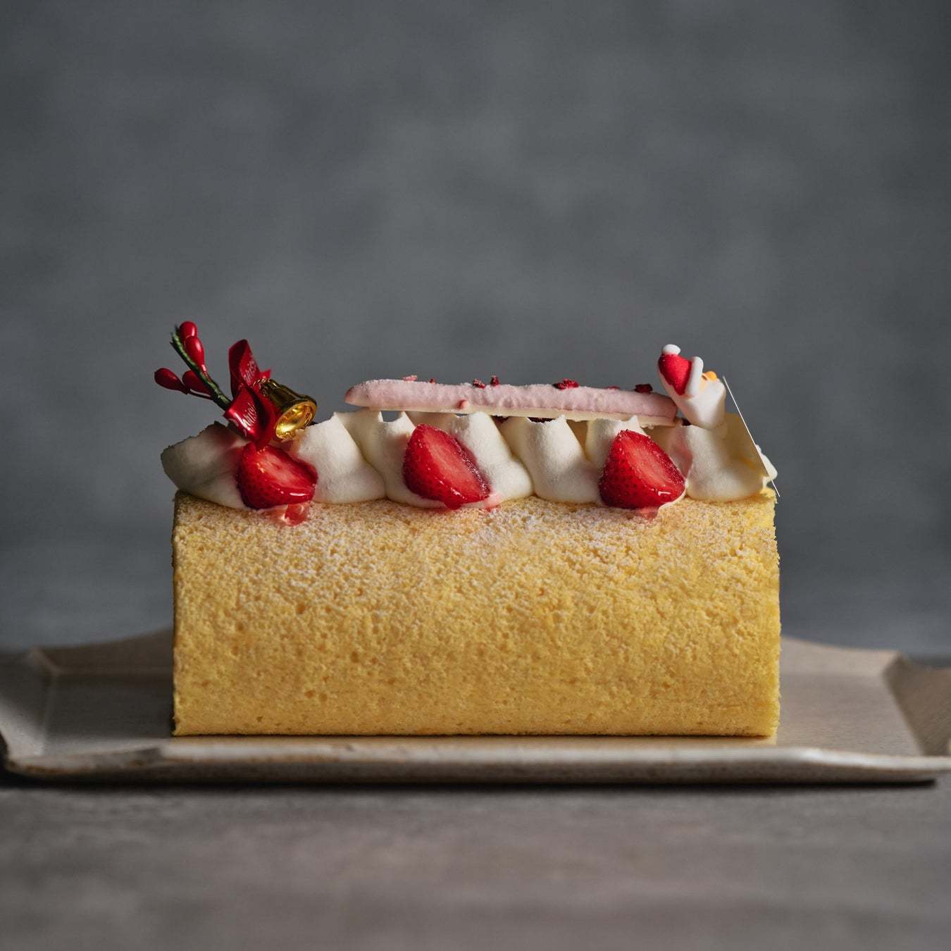生まれ変わった【自由が丘ロール屋】のクリスマスケーキ。「焼き」を追求したふわふわの生地でくるりと巻いたクリスマスだけの限定ロール。11月1日より予約開始!