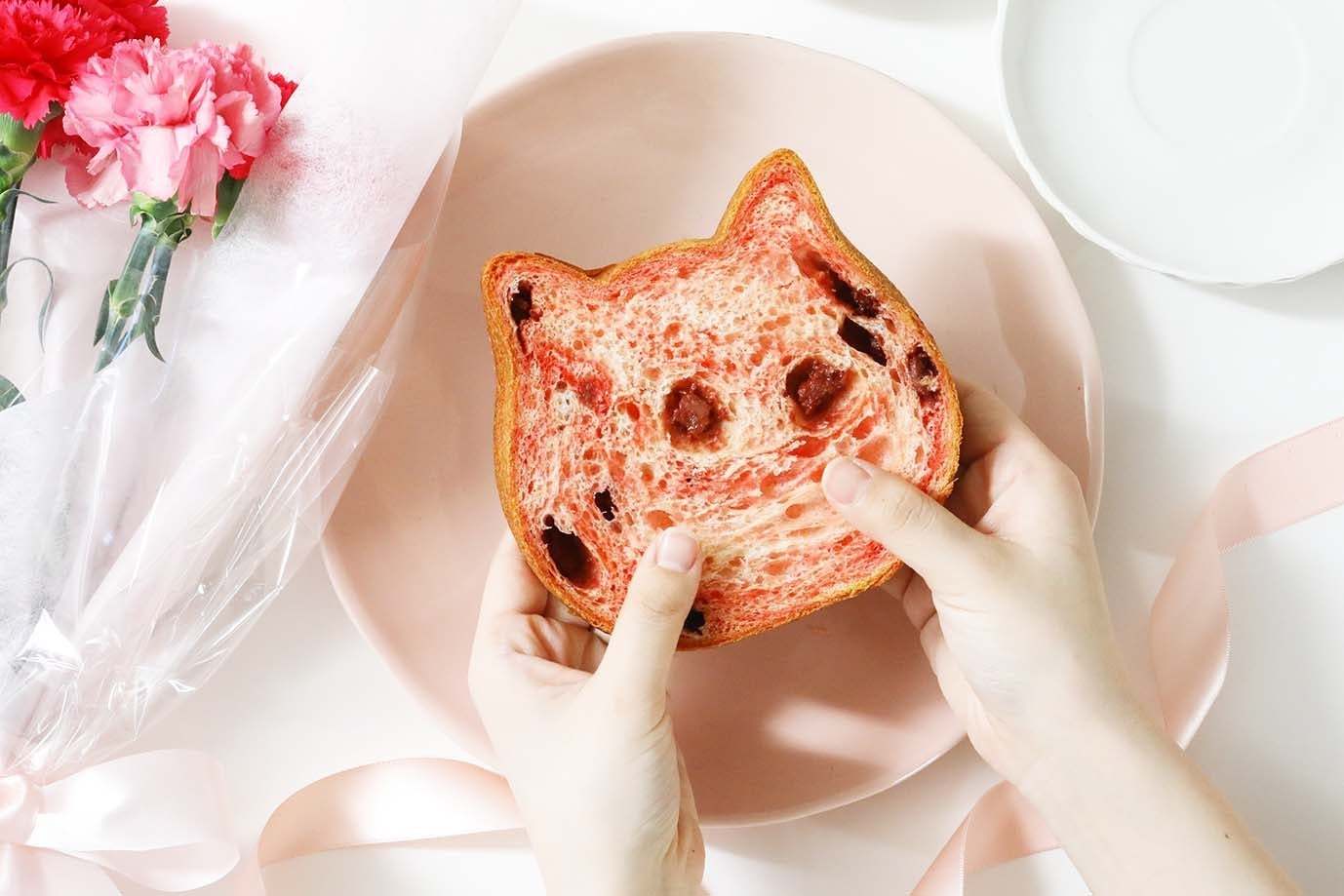 【ねこねこ4月限定商品】毎年人気の母の日限定『ねこねこ食パン カーネーション（いちご味）』が今年もオンラインストアに登場！『ねこねこ食パン コーヒー牛乳』『ねこねこ食パン バナナみるく』も新発売