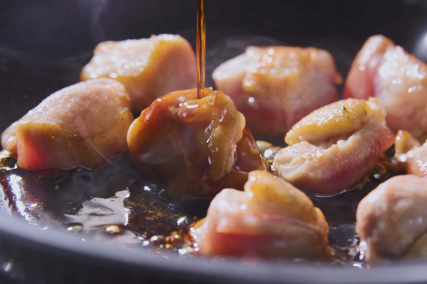 お客さまに感謝の気持ちを込めてお値段そのまま 鴨肉2倍に増量！ じゅわっと焼きたての鴨肉が、打ち立てうどんに絡み大満足の一杯 毎年人気の『鴨ねぎうどん』