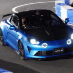 都内の電動カート施設をアルピーヌA110Rチュリニが駆け抜けた!アルピーヌF1ドライバー、そして2輪界のレジェントも登場