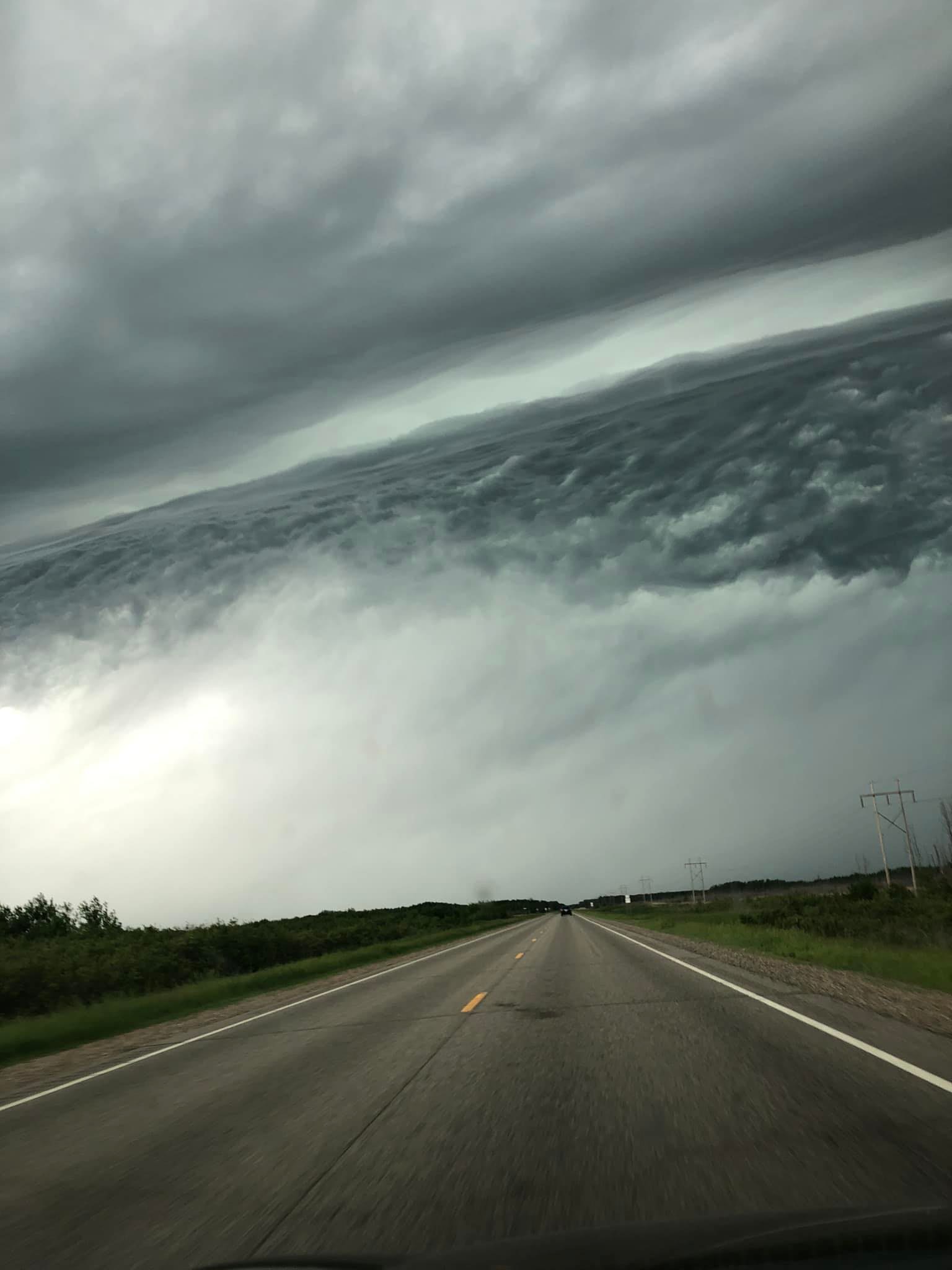 空に浮かぶ“荒れ狂う海”！？ 衝撃的な雲の画像が話題に！