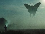 人間の顔と光る目… 翼を持つ奇妙な生物に女性が遭遇! モスマン、アウルマン、新種の有翼型UMAか?
