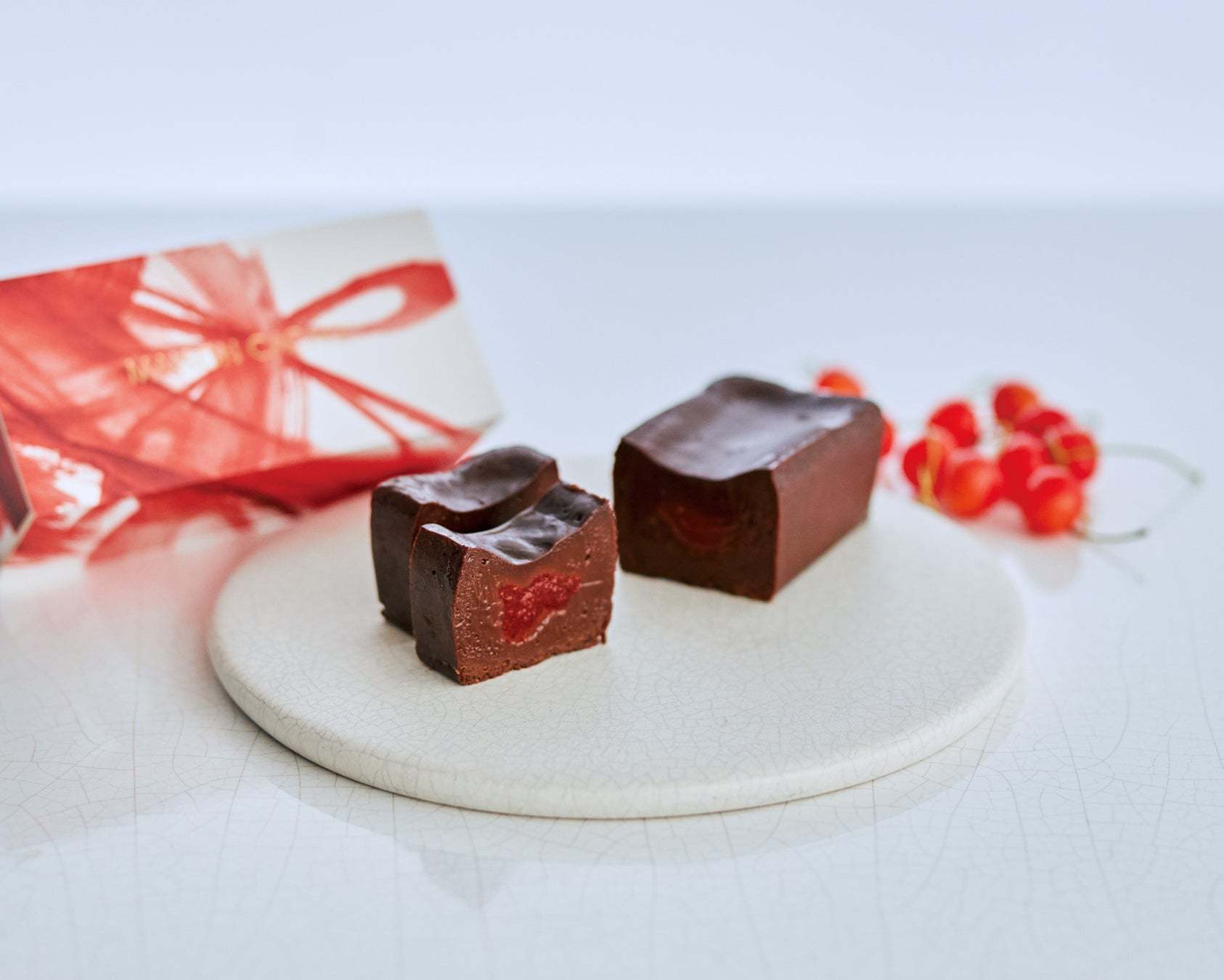 特別なお返しには、メゾンカカオのホワイトデー限定チョコレート。フランボワーズとバニラの2種のフレーバーが登場。
