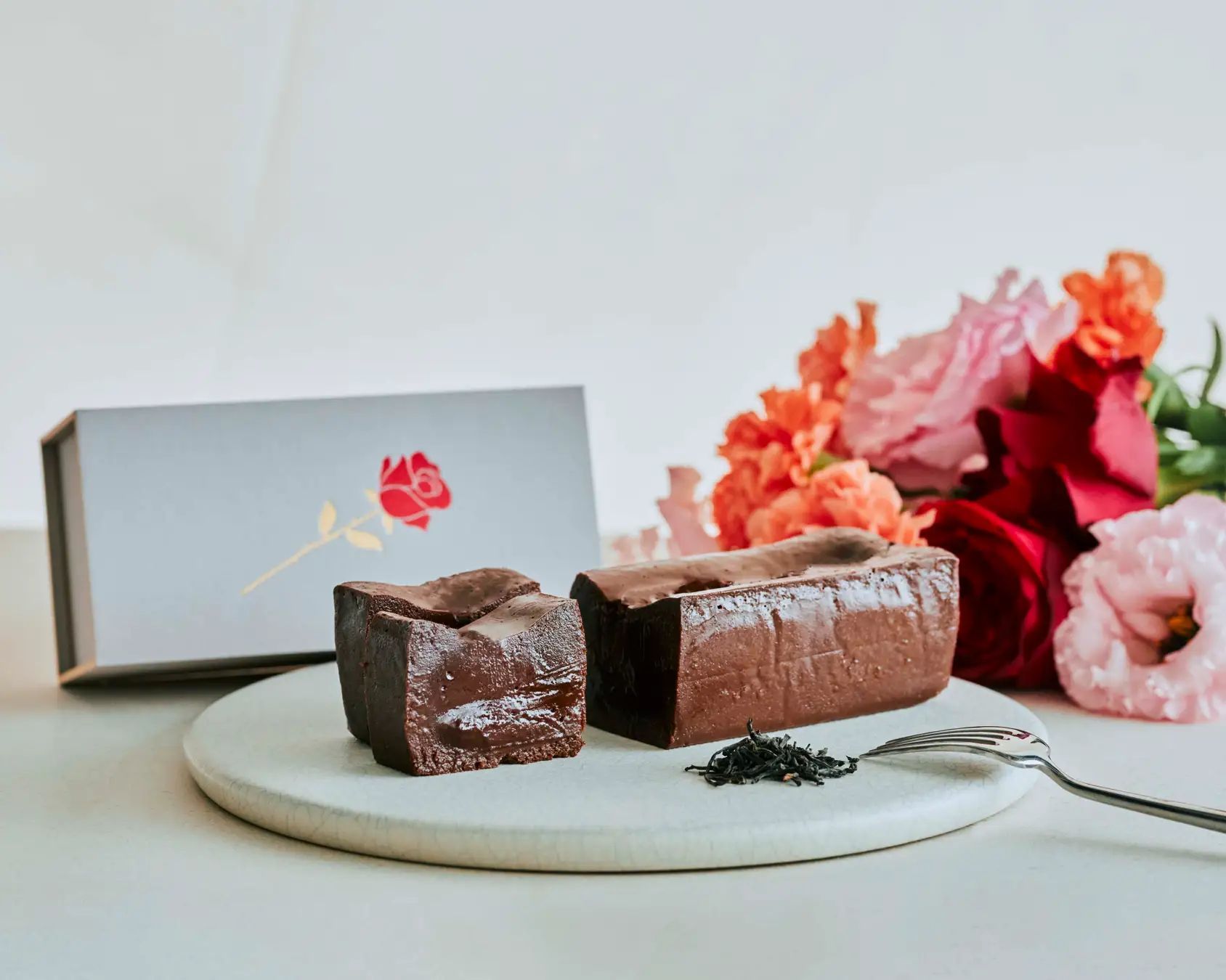 「母の日に、美味しい花束を」メゾンカカオから国産薔薇の生チョコレート「MERCI」が登場。お母様への感謝を込めた贈り物に。