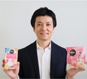 ネスレ、スティックとポーションでアイスカフェメニュー深耕　若年層獲得に勝算　ダルゴナストロベリーやピーチティーラテ新発売