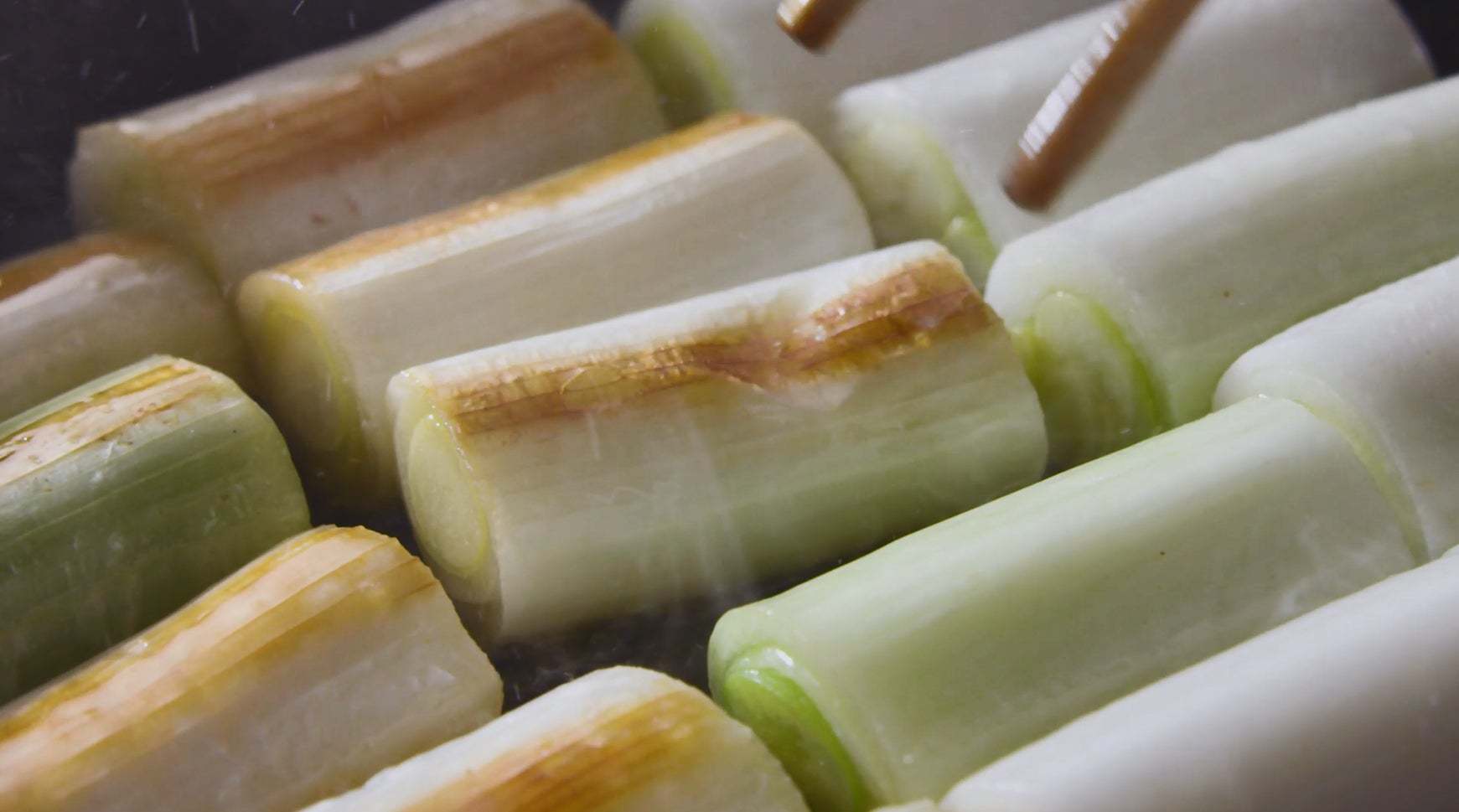 冬だけの食べ応えを手づくり熱々で味わう毎年人気の一杯 鴨肉の旨みとねぎの甘みが特製だしにしみわたり、打ち立てうどんと相性抜群冬の大定番『鴨ねぎうどん』今年も登場!