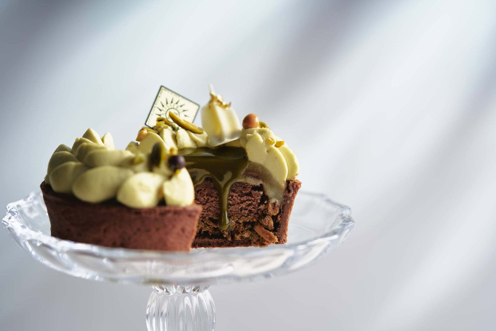 ピスタチオやフランボワーズが香るMont St. Clairの最旬スイーツ。素材と素材が織りなす美しいケーキが並びます。