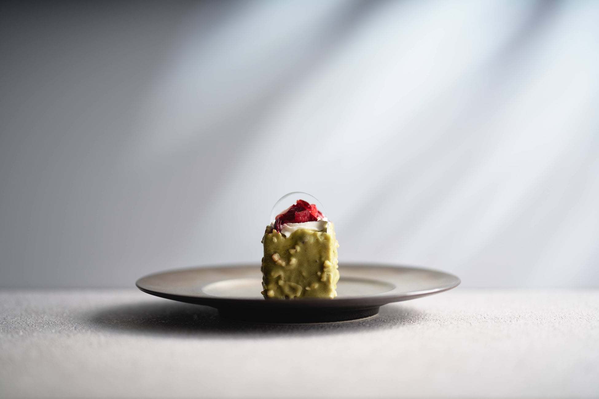 ピスタチオやフランボワーズが香るMont St. Clairの最旬スイーツ。素材と素材が織りなす美しいケーキが並びます。