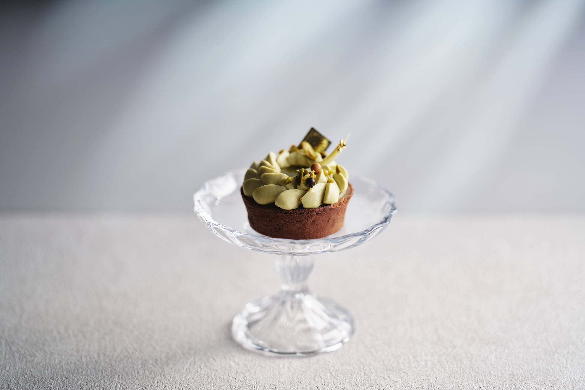 ピスタチオやフランボワーズが香るMont St. Clairの最旬スイーツ。素材と素材が織りなす美しいケーキが並びます。